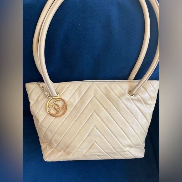Sold Final clearance Vintage Chanel tote bag Chevron quilted - Picture 3 of 16
